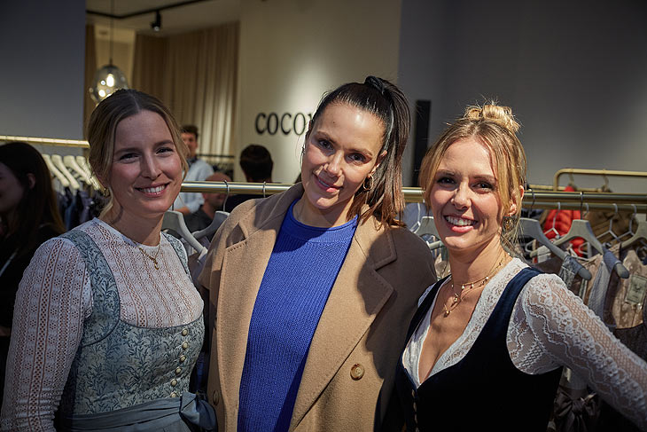 Constanze Schnitzler, Esther Sedlaczek, Veronika Stork-Jacklbauer bei der Eröffnung des CocoVero Store in der Schäfflerstraße in München am 11. März 2022 (©Foto: René Pferner)